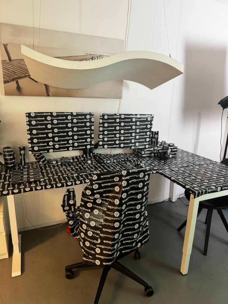 Bureau en stoel van een collega ingepakt in ChannelDock-cadeaupapier als kantoorgrap